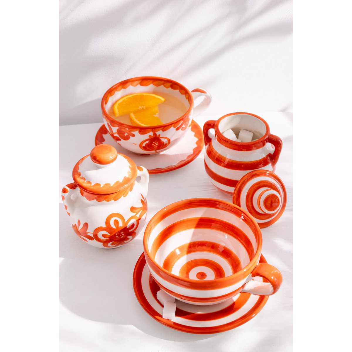 Vue d'ensemble de la soucoupe et tasse Granada Stripes sur une table