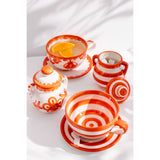 Vue d'ensemble de la soucoupe et tasse Granada Stripes sur une table