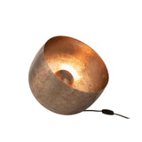Vue latérale de la lampe J-Line ronde, métal doré.