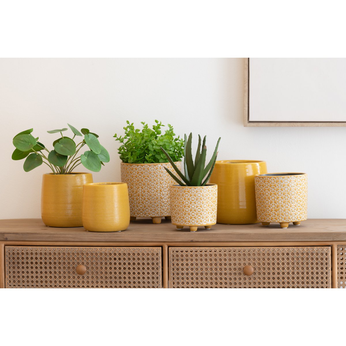 Pot de fleur J-Line en céramique ocre, vue de face avec détails de texture