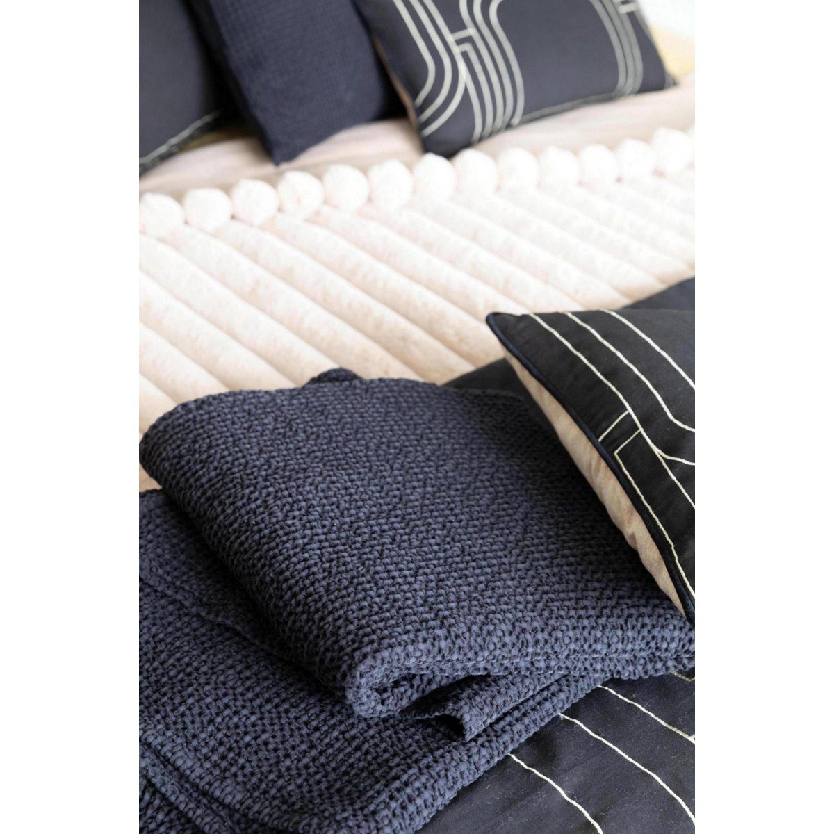 Maia Caviar 140 x - vue de face, design élégant et contemporain