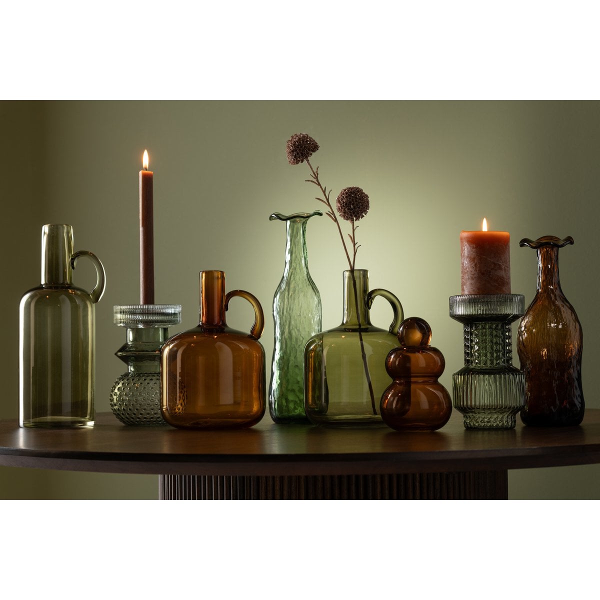Vase J-Line Openbrae sur une table moderne