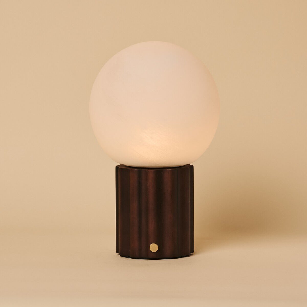 Lampe de table rechargeable Wim marron foncé avec base en bois d'hévéa