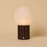 Lampe de table rechargeable Wim marron foncé avec base en bois d'hévéa