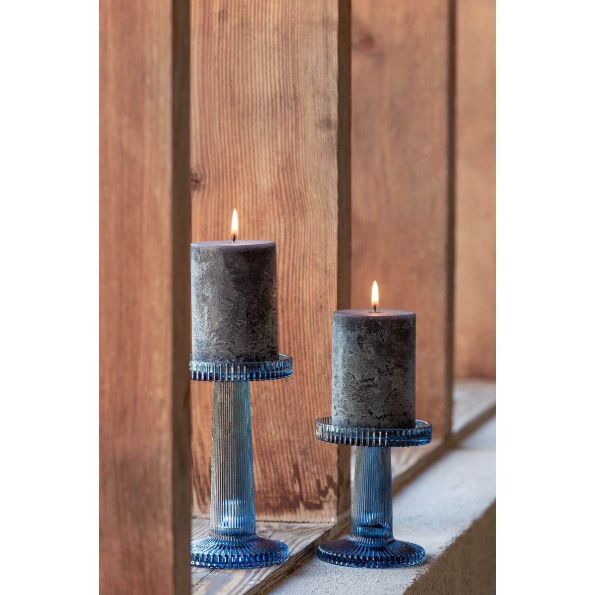 Bougie cylindrique J-Line bleue sur table en bois, ambiance moderne