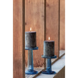 Bougie cylindrique J-Line bleue sur table en bois, ambiance moderne
