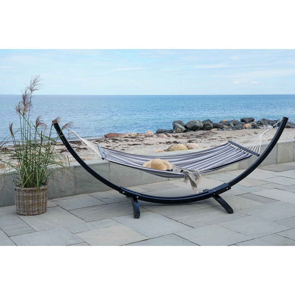 Hamac Tripoli installé dans un jardin moderne, vue d'ensemble