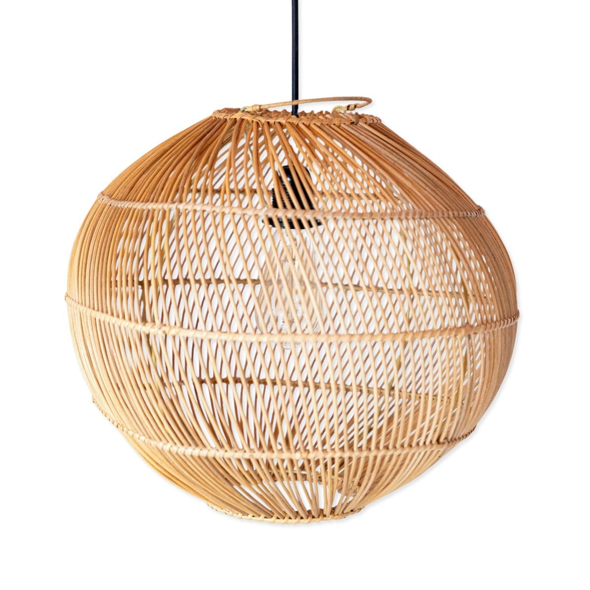 Lampe suspendue Kencana en rotin naturel, vue de face