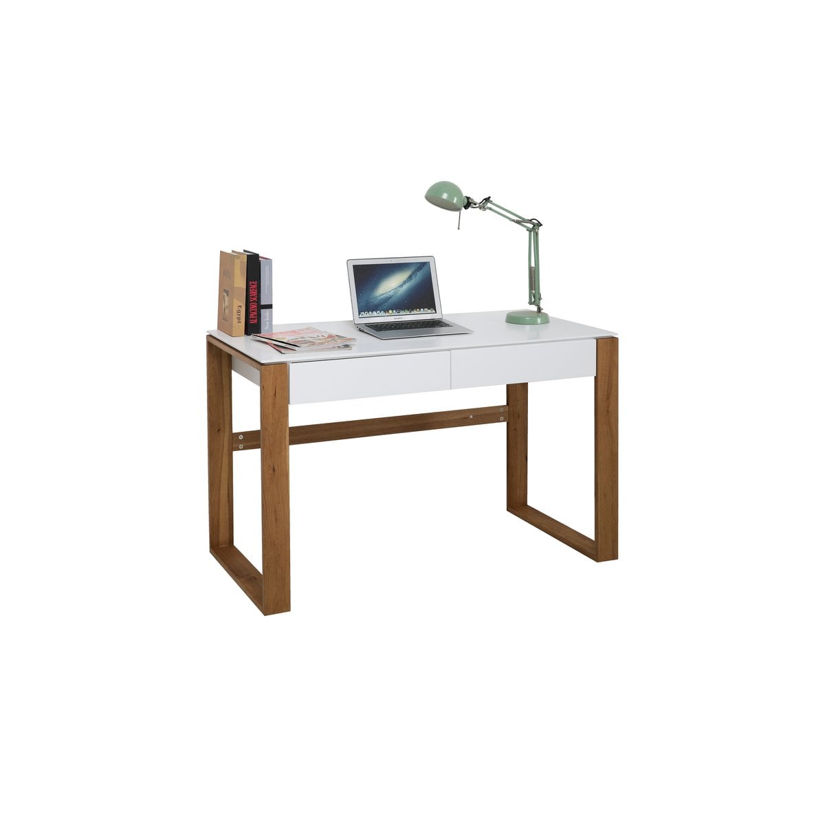 Détail des pieds en bois naturel du bureau scandinave