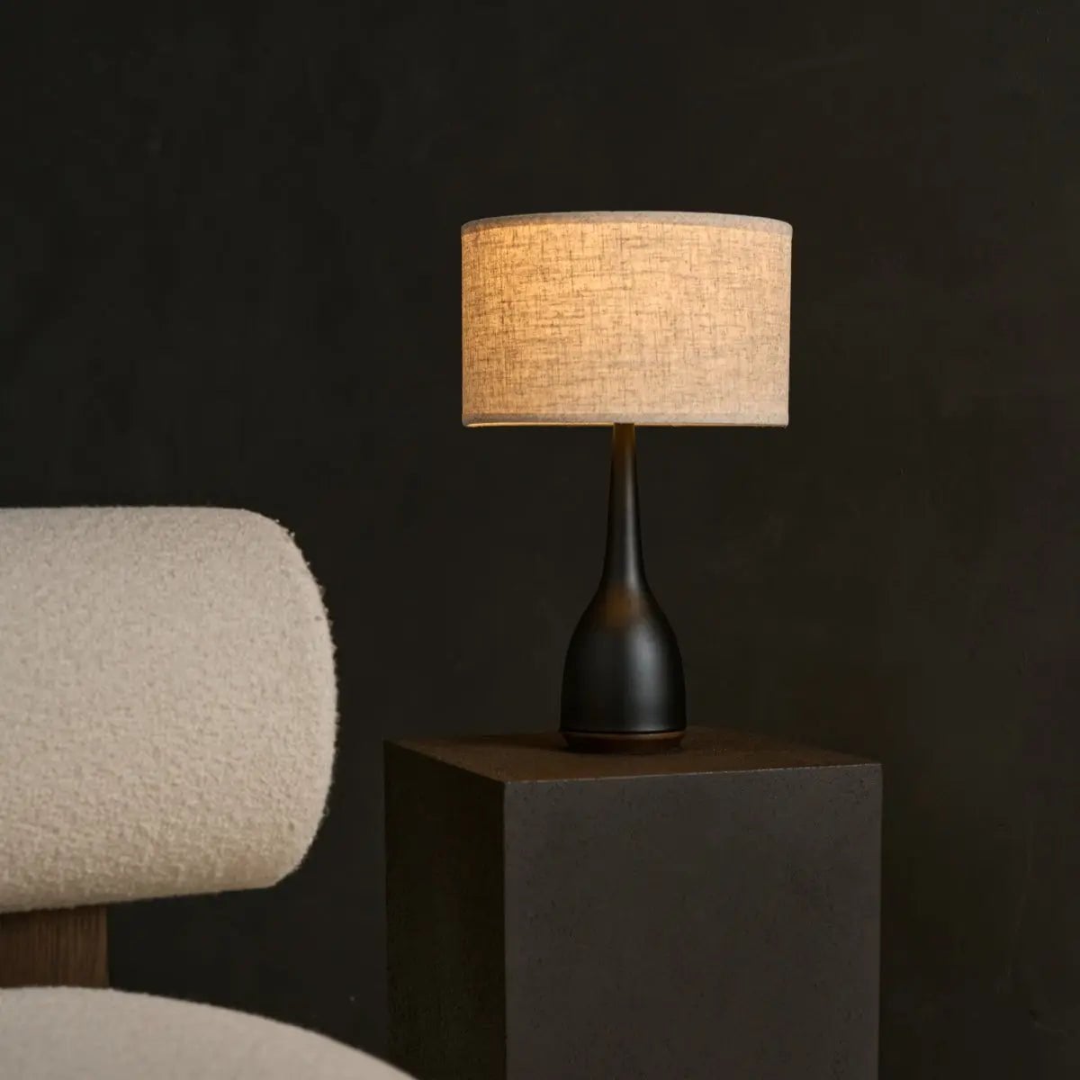 Lampe Jacob noire avec abat-jour beige, vue de face