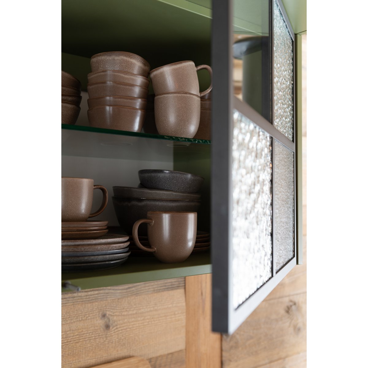 Tasse J-Line Louise en céramique cognac, mise en scène sur table