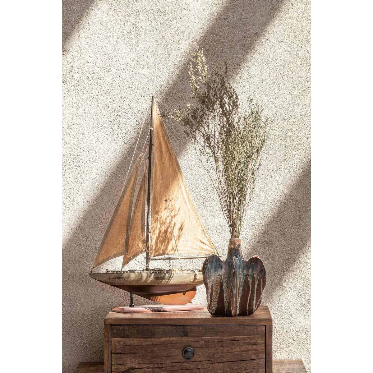 Décoration Saiboat J-Line sur une table moderne