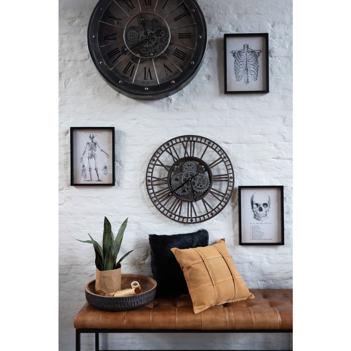Horloge J-Line en situation dans un salon moderne, ambiance industrielle.