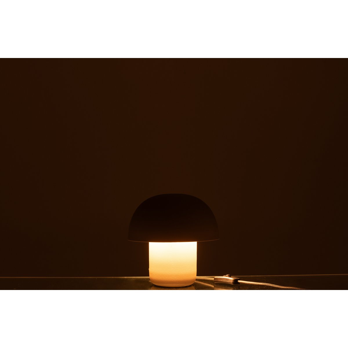 Détail de la lampe de table J-Line, métal taupe, ambiance cosy