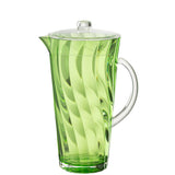 Détail de la carafe J-Line Wave en acrylique vert foncé sur une table dressée