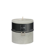 Bougie J-Line allumée, diffusant une lumière douce dans un intérieur moderne