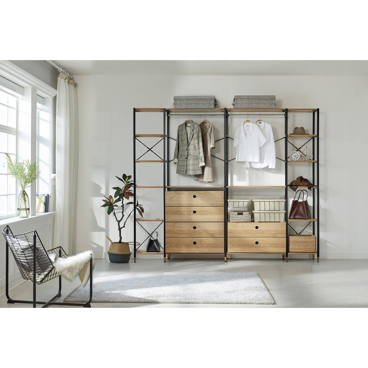 Étagère utilisée comme séparateur de pièce dans un salon moderne