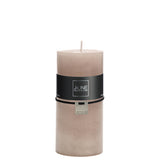 Ambiance chaleureuse avec la bougie J-Line rose clair allumée