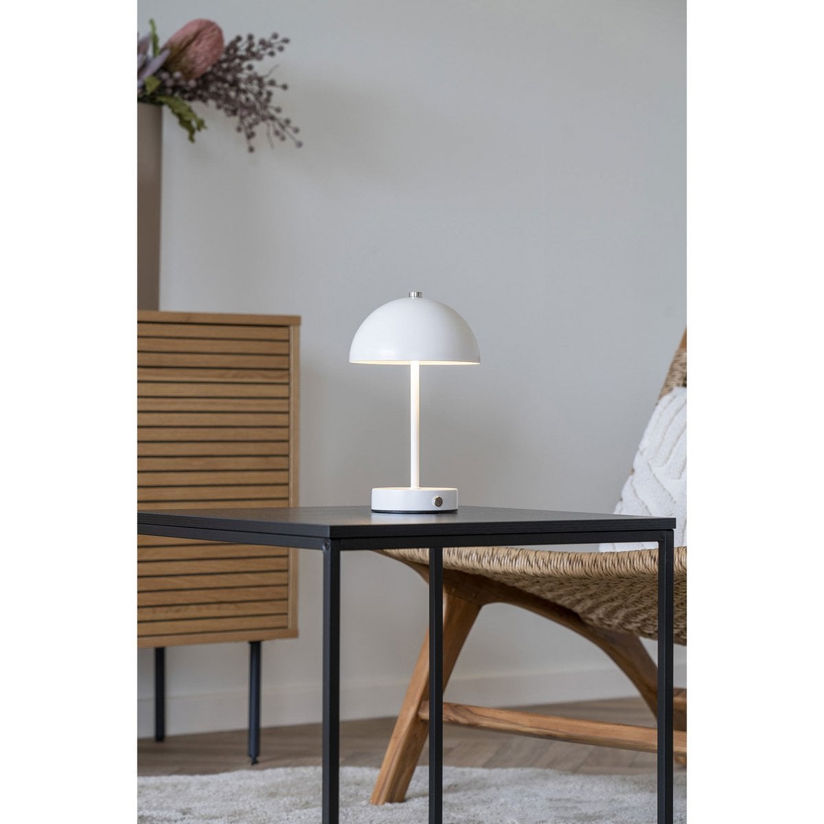 Lampe de table LED Holt, détail de la base en métal