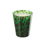 Bougie parfumée J-Line Noa en verre vert avec une flamme douce.