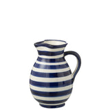 Pichet J-Line Granada Stripes en céramique blanche et bleue, élégant et fonctionnel.
