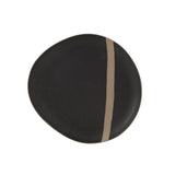 Détail de l'assiette J-Line en céramique, texture moderne