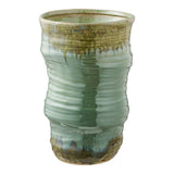 Vase en céramique vert avec design moderne, vue de face