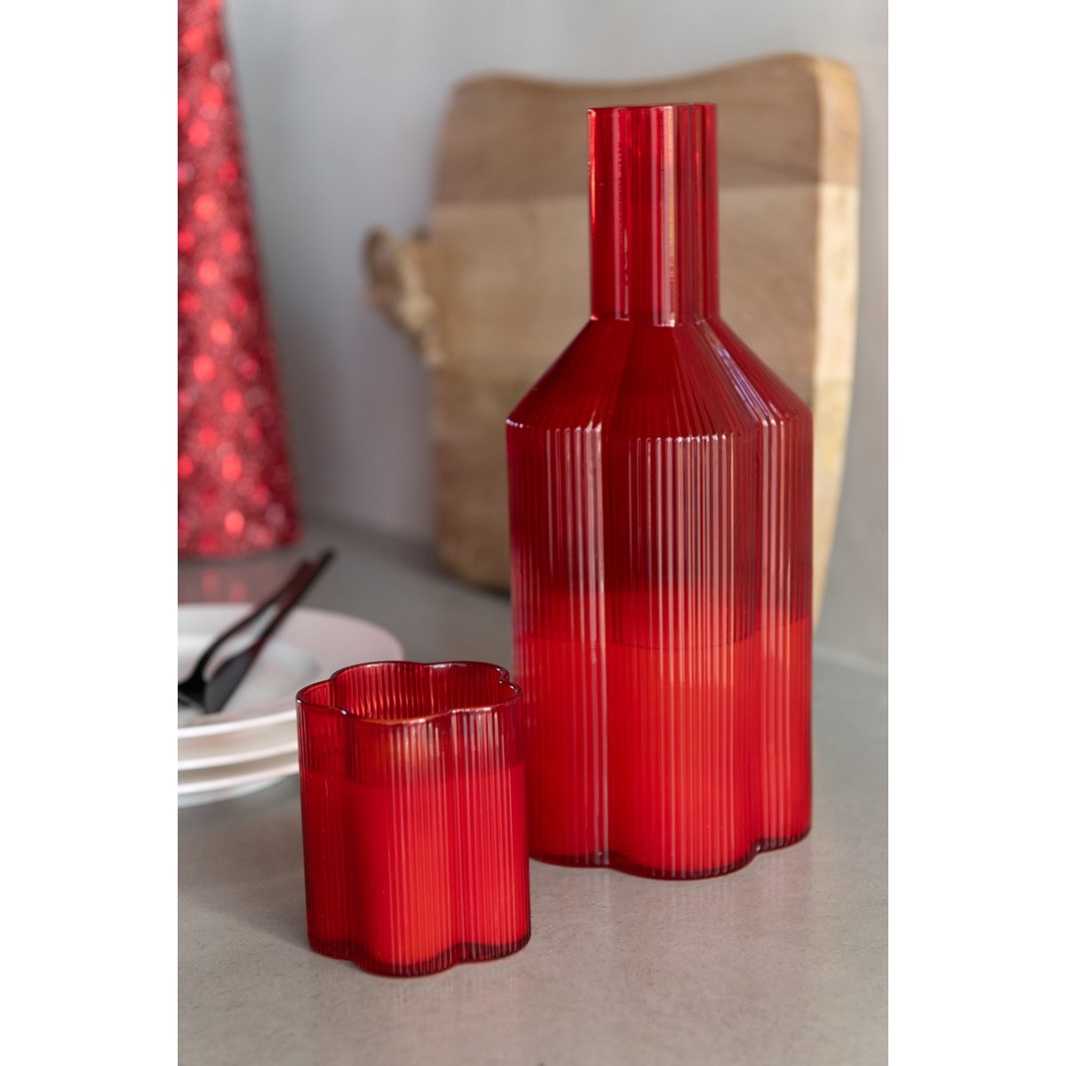 Carafe J-Line Fiore en verre rouge, élégante et moderne