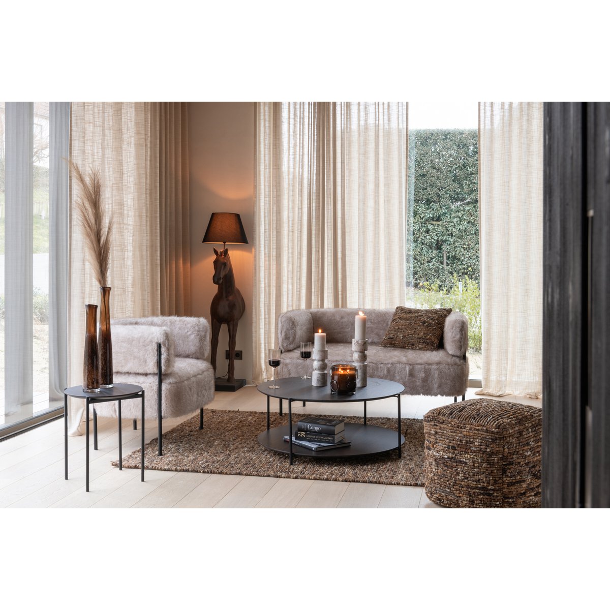 Détail du métal de la table basse J-Line marron foncé