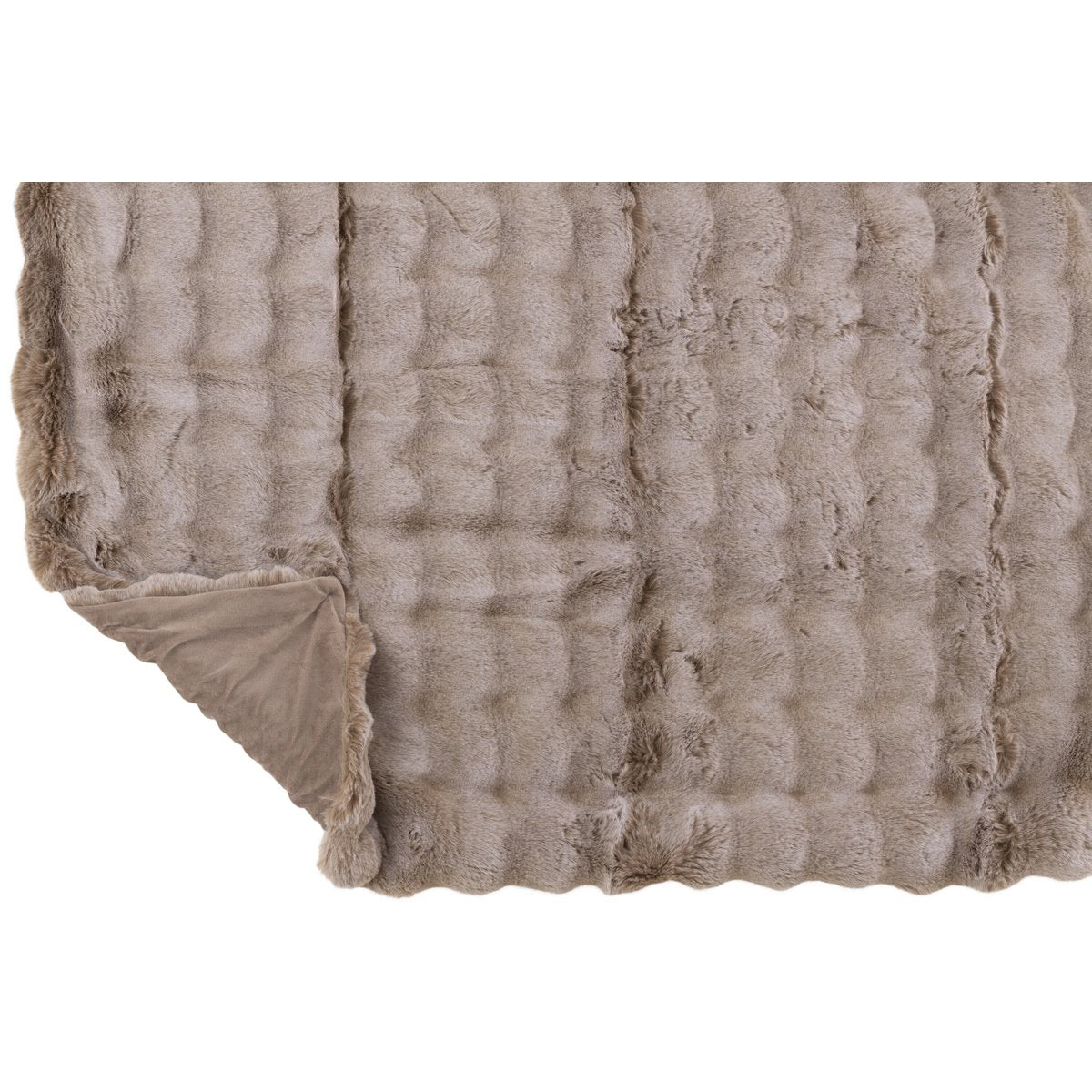 Plaid Vague Taupe drapé sur un fauteuil élégant, ajoutant une touche de luxe.