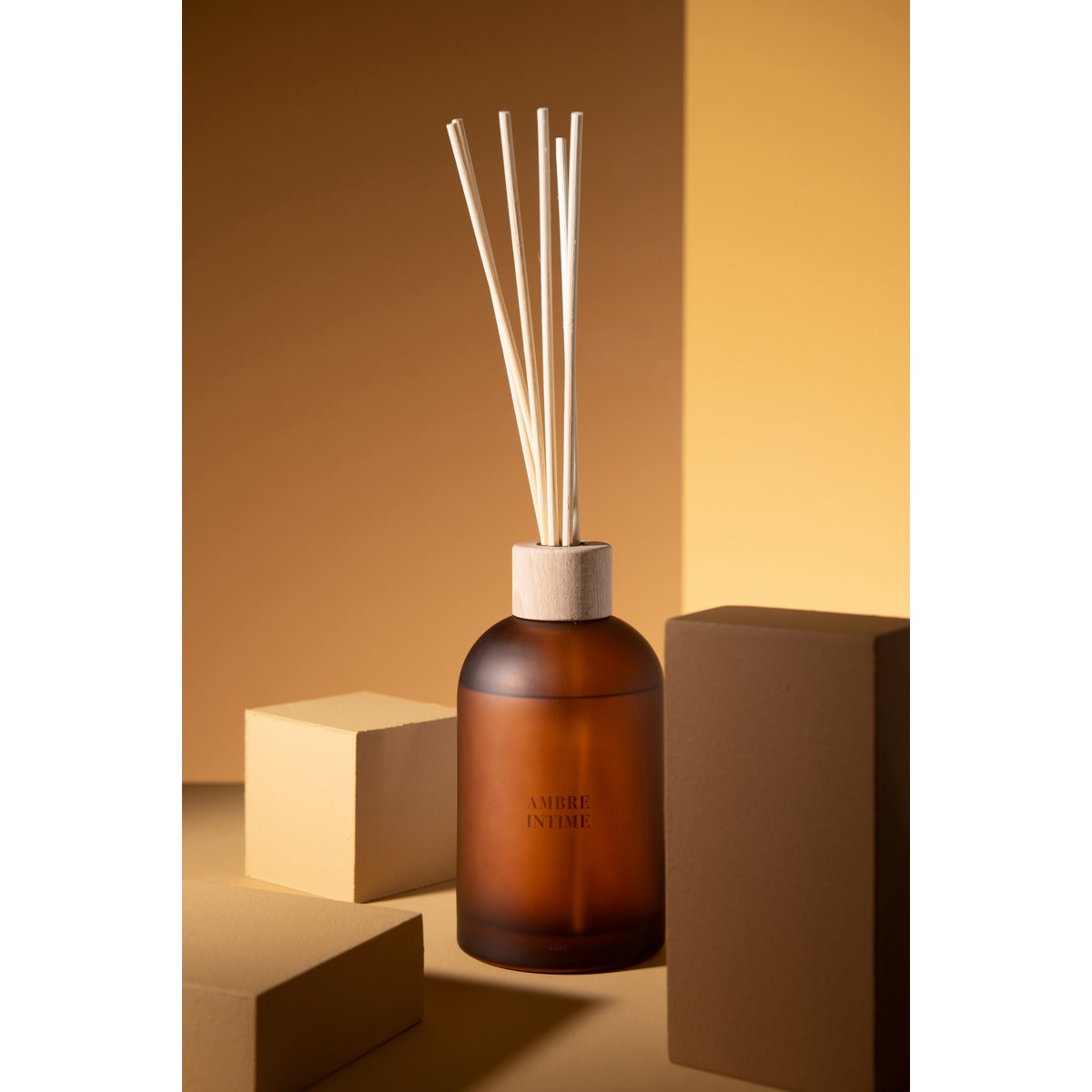 Diffuseur J-Line Ambre Intime installé dans un salon