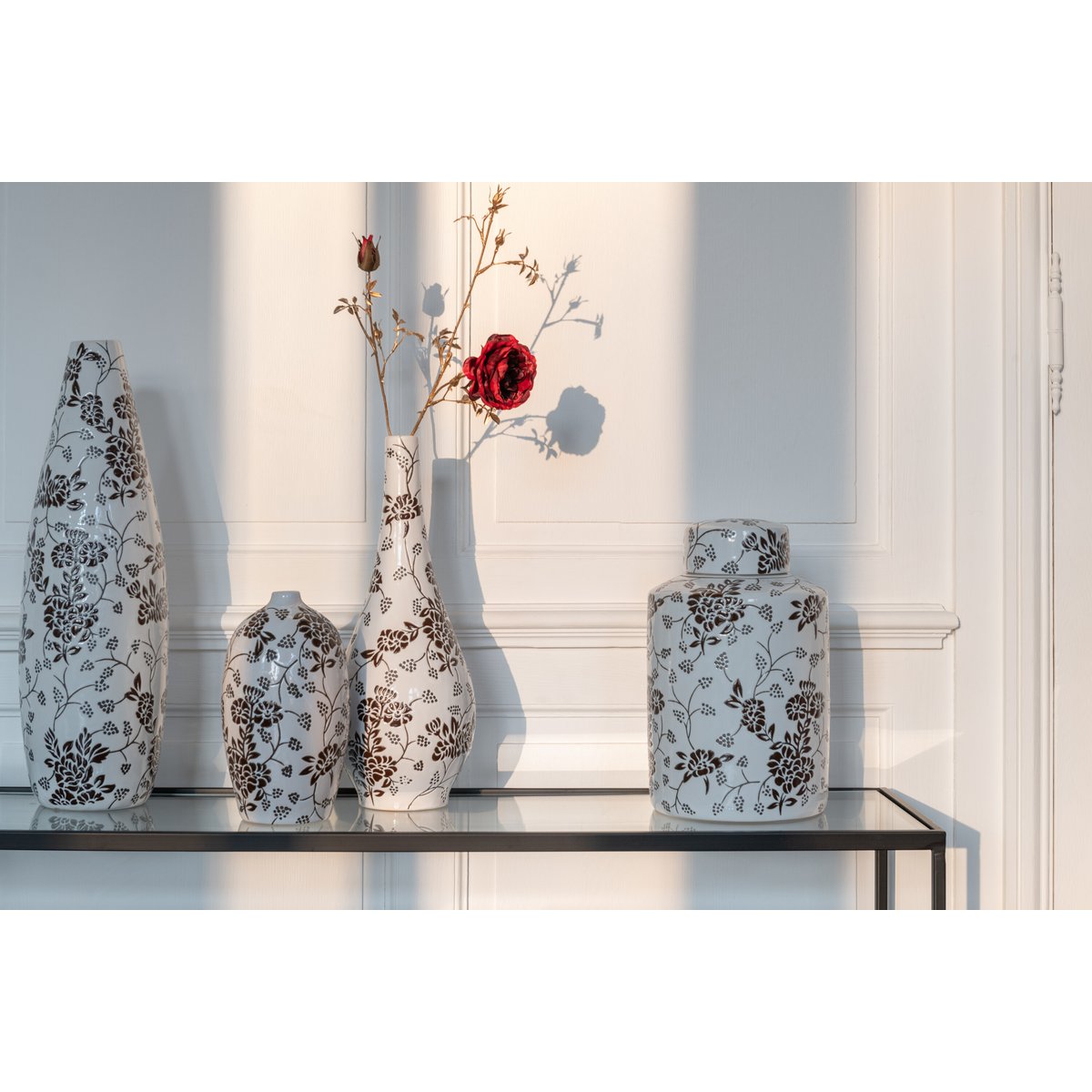 Vase décoratif Zen en porcelaine, mise en scène avec fleurs