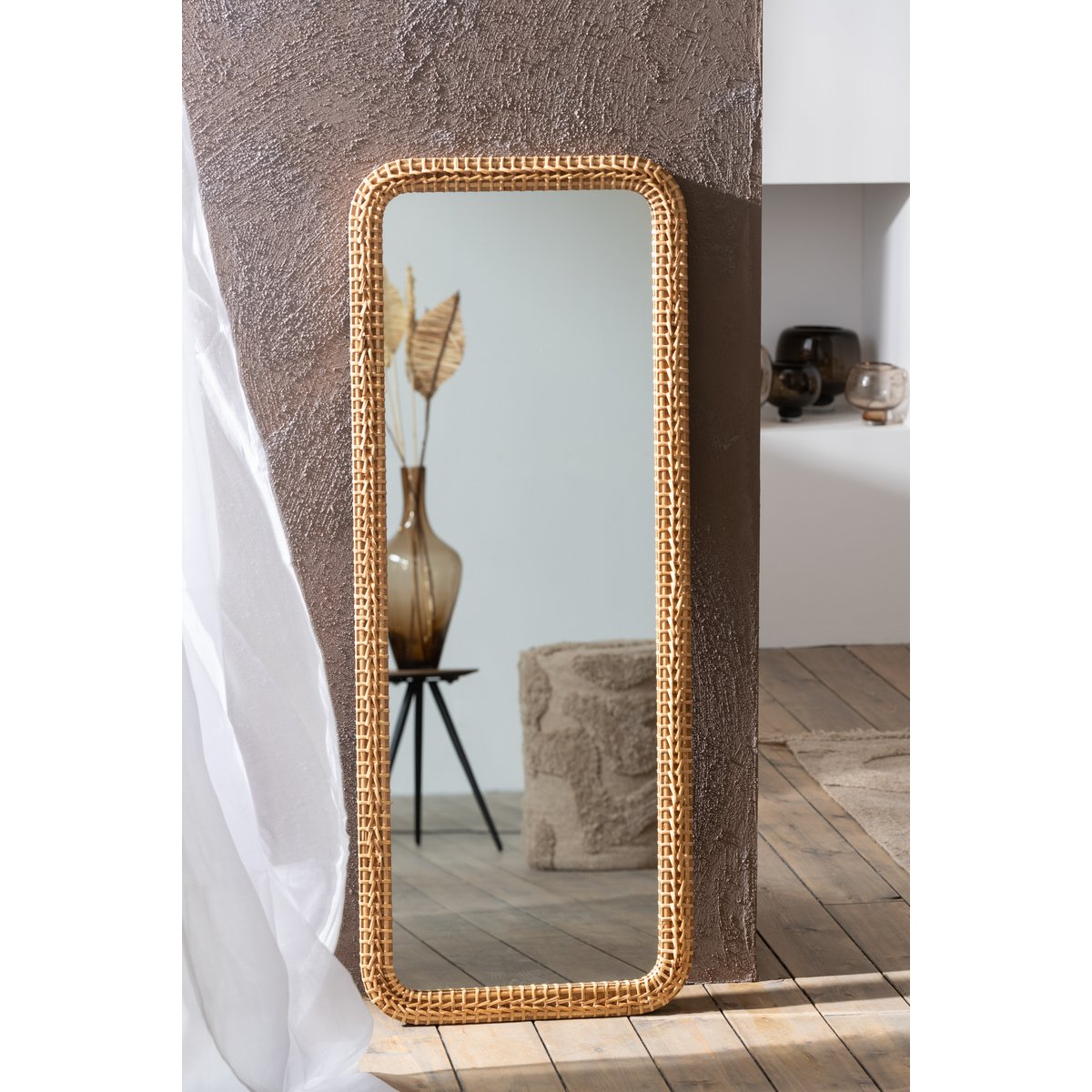 Détail du miroir J-Line montrant le cadre en bois naturel et la surface en verre.