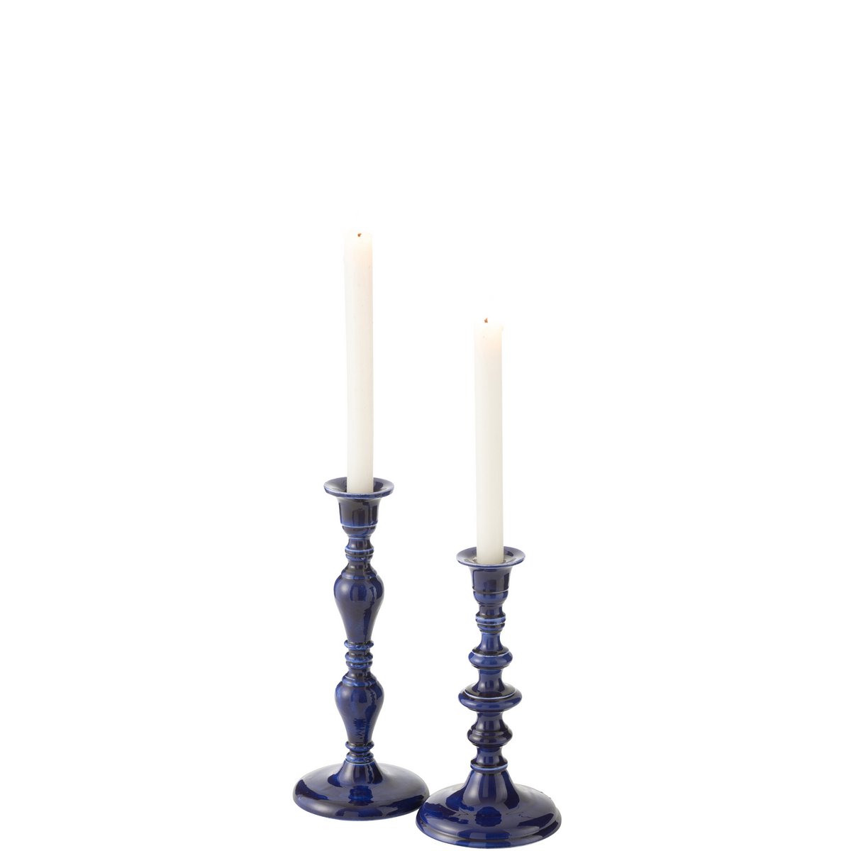 Bougeoir en aluminium bleu sur table élégante