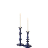 Bougeoir en aluminium bleu sur table élégante