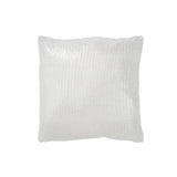 Coussin J-Line argent sur un canapé moderne