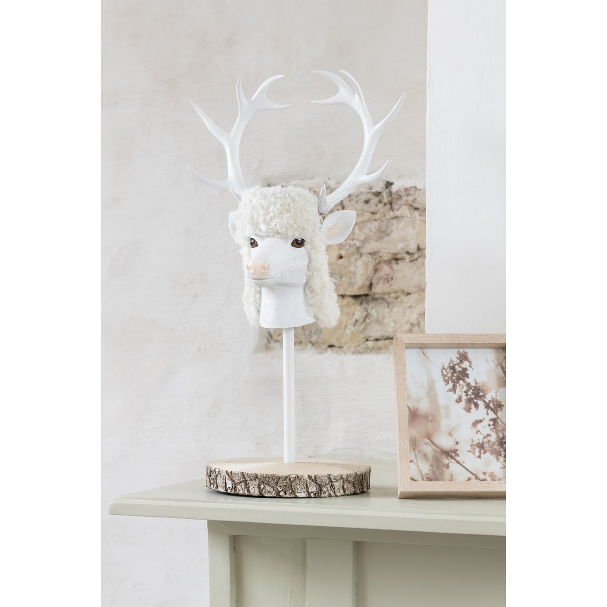 Cerf sur pied dans une ambiance de salon moderne