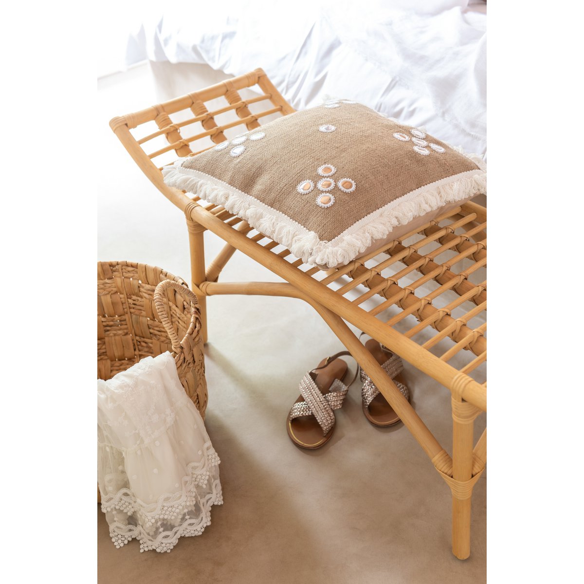 Coussin Miroirs J-Line en jute naturel et blanc, vue de côté