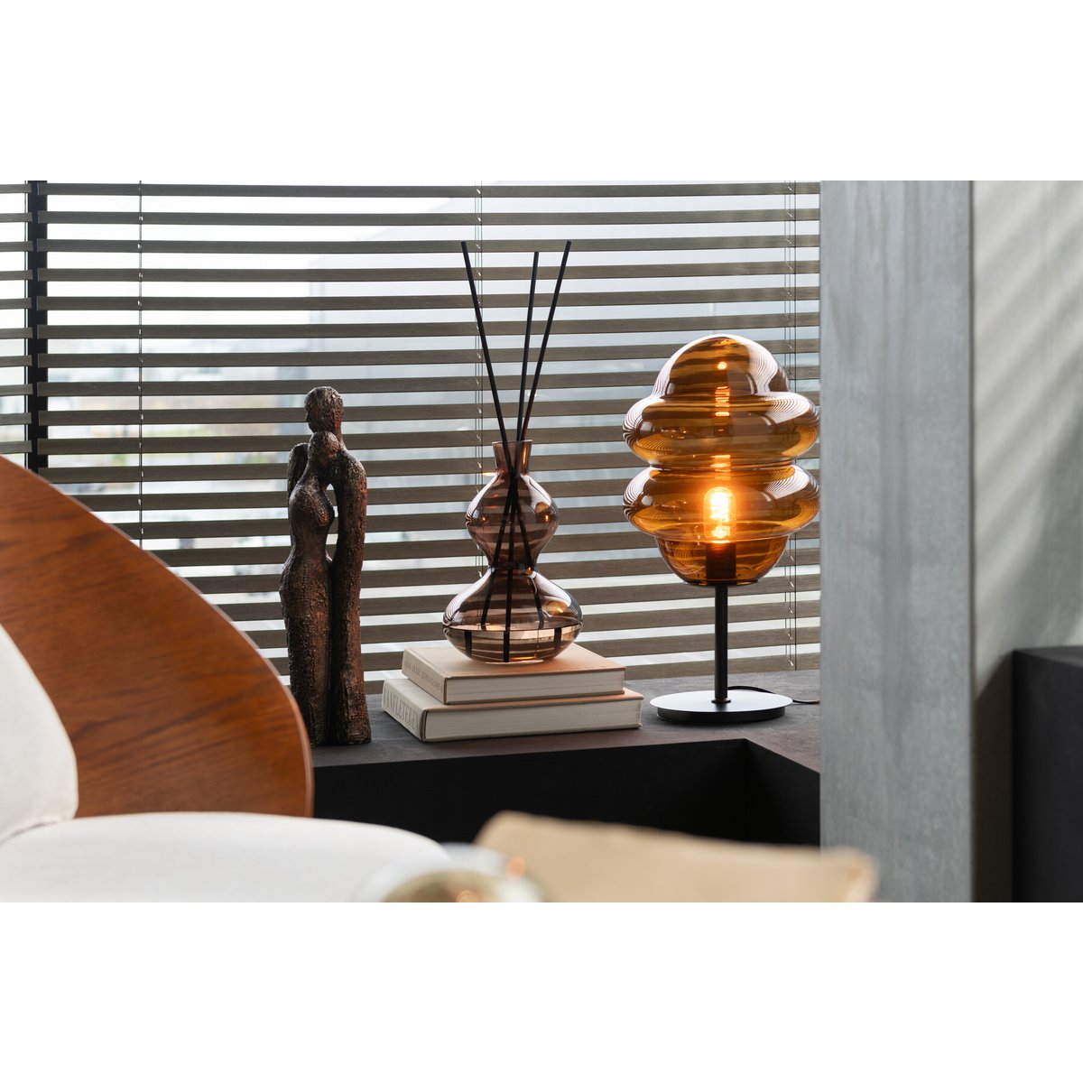 Lampe J-Spoon allumée, ambiance chaleureuse
