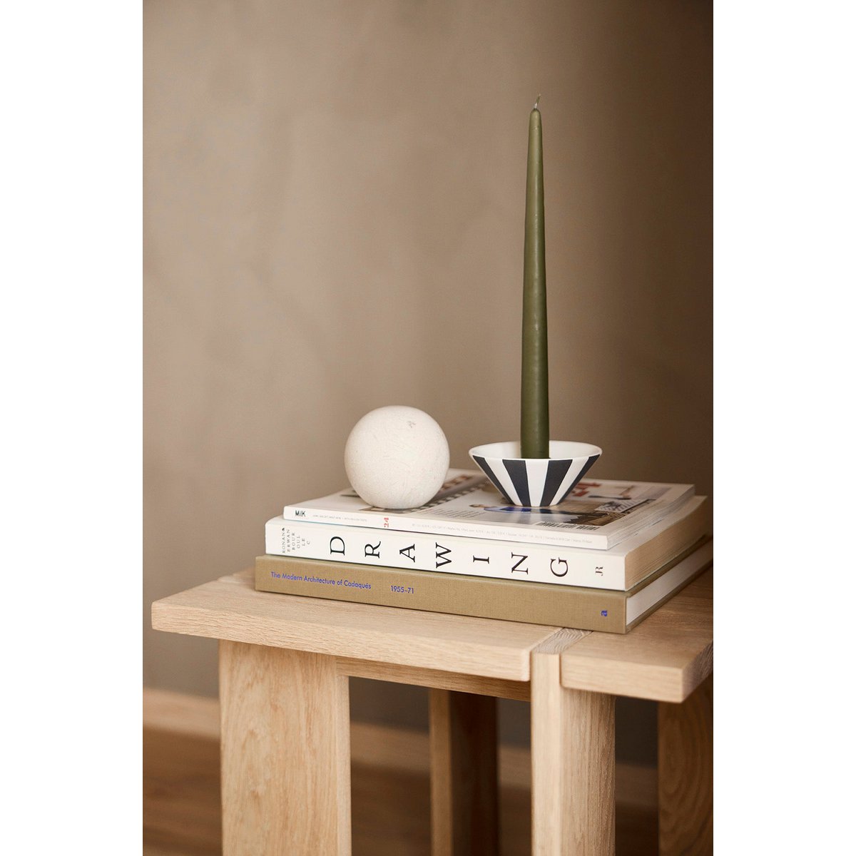 Détail du design épuré de la table d'appoint OY