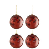 Détail d'une boule de Noël en verre bordeaux J-Line sur fond festif