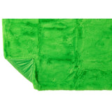 Couverture J-Line Cutie drapée sur un canapé moderne
