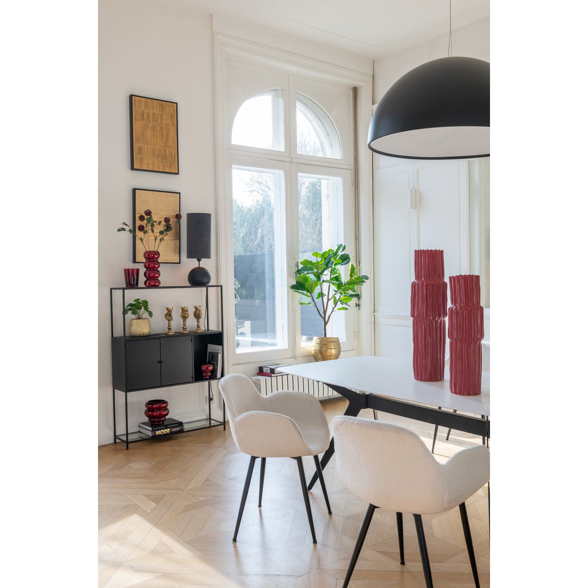 Détail du pot de fleurs J-Line en céramique dorée, finition brillante
