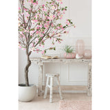 Vase J-Ribbels en situation dans un salon moderne, avec des fleurs