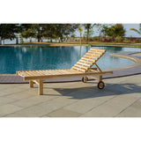 Chaise longue en teck dans un jardin moderne