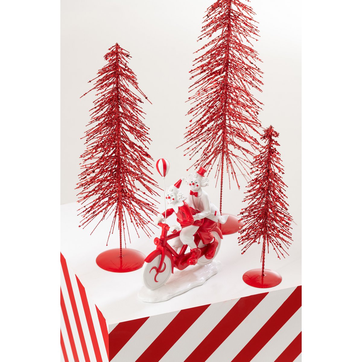 Sapin de Noël Rouge J-Line dans un salon décoré