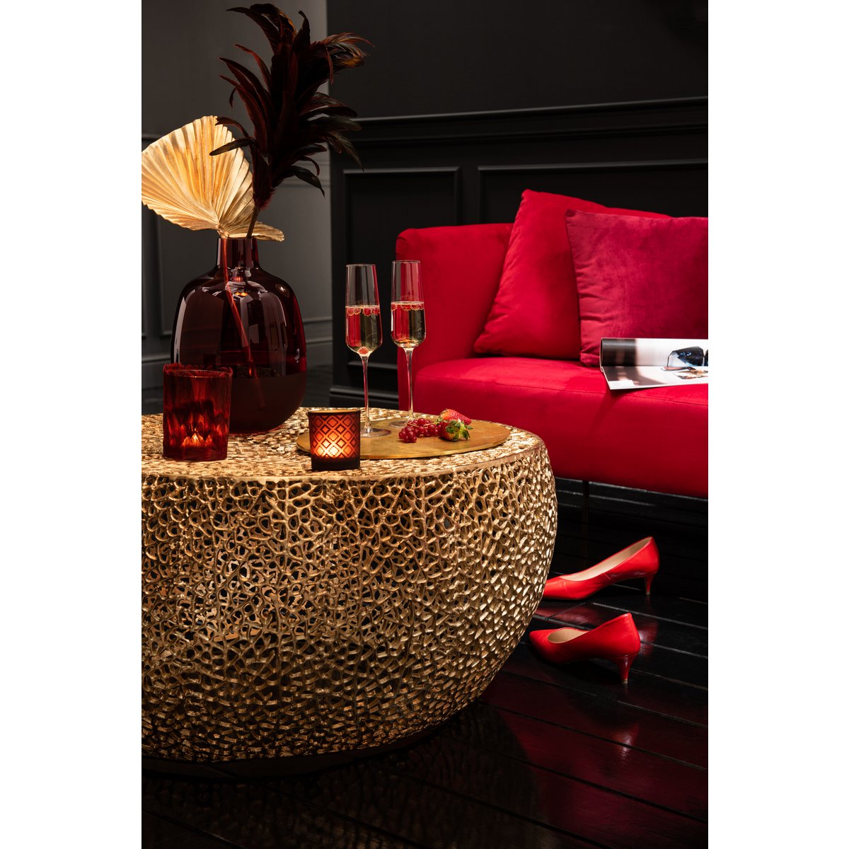 Table basse J-Line dans un salon moderne, dorée