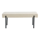 Banc Swindon en bouclé blanc avec pieds en métal noir, vue de face