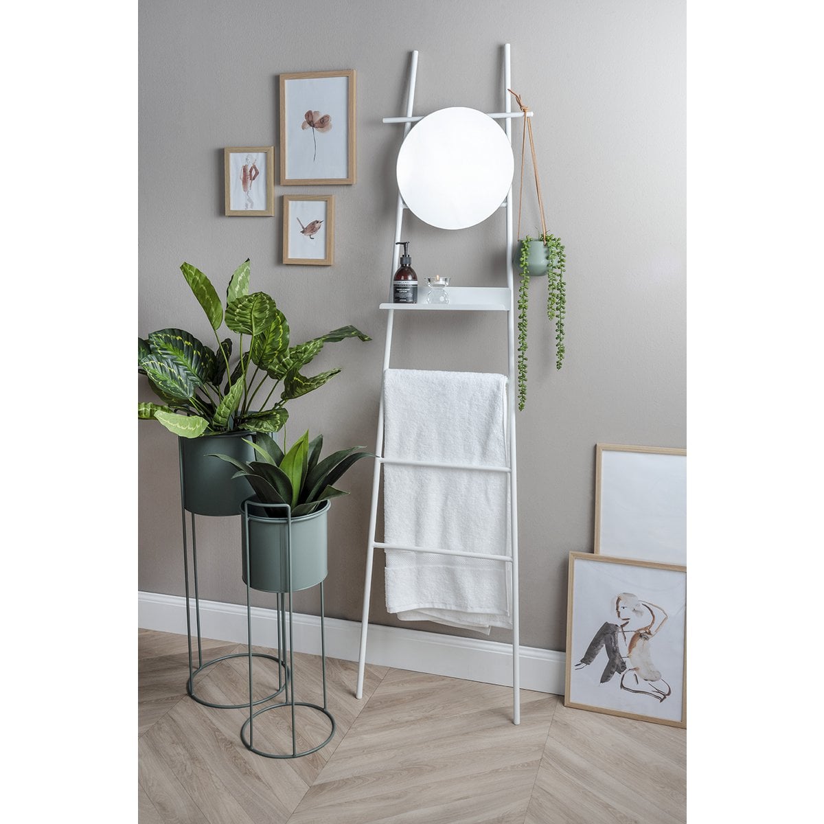 Pots de fleurs Essence dans un salon moderne, ambiance chic