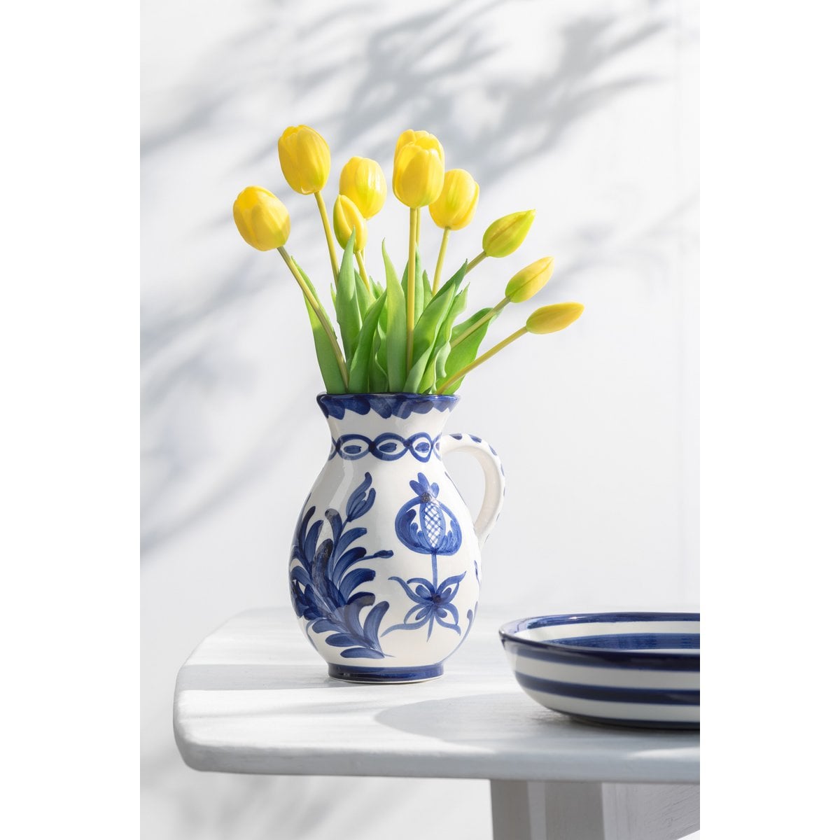 Détail de la carafe J-Line Karaf Grenade, aspect céramique blanc et bleu